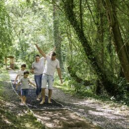 réveille tes pieds, photo en famille, les Jardins de Brocéliande